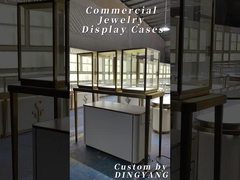 نمایشگاه های جواهرات بیژ و طلایی محیط خرید لوکس و گرم را ایجاد می کنند